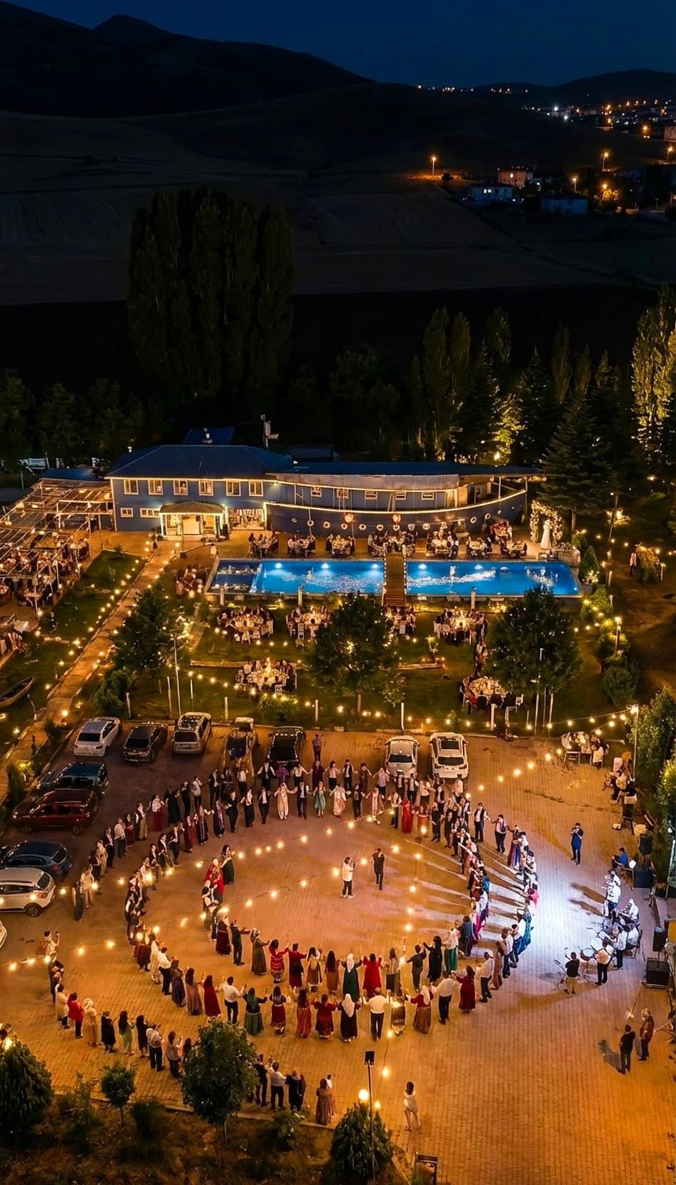 Albatros'ta geniş alanda halay ve düğün eğlencesi