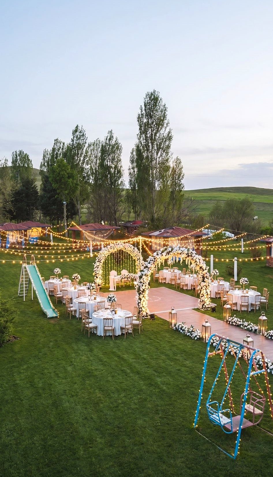 Çiçekli nikah alanı ve ışıklı bahçe